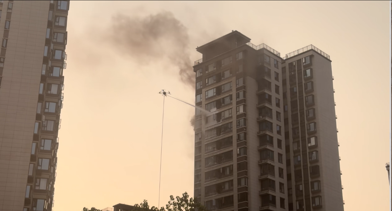 战火场・见实效｜迪威弗列装高层灭火无人机成功处置两起居民小区火情纪实